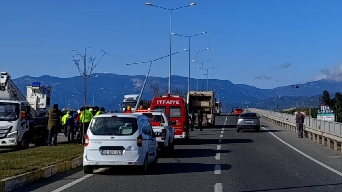 Balıkesir'de otomobil çöp kamyonuna çarptı: 1 ölü