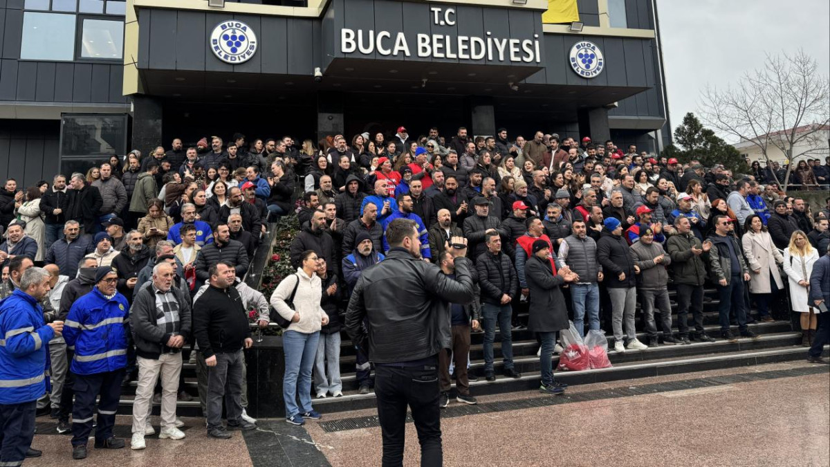 Alacakları ödenmeyen Buca Belediyesi işçileri iş bıraktı