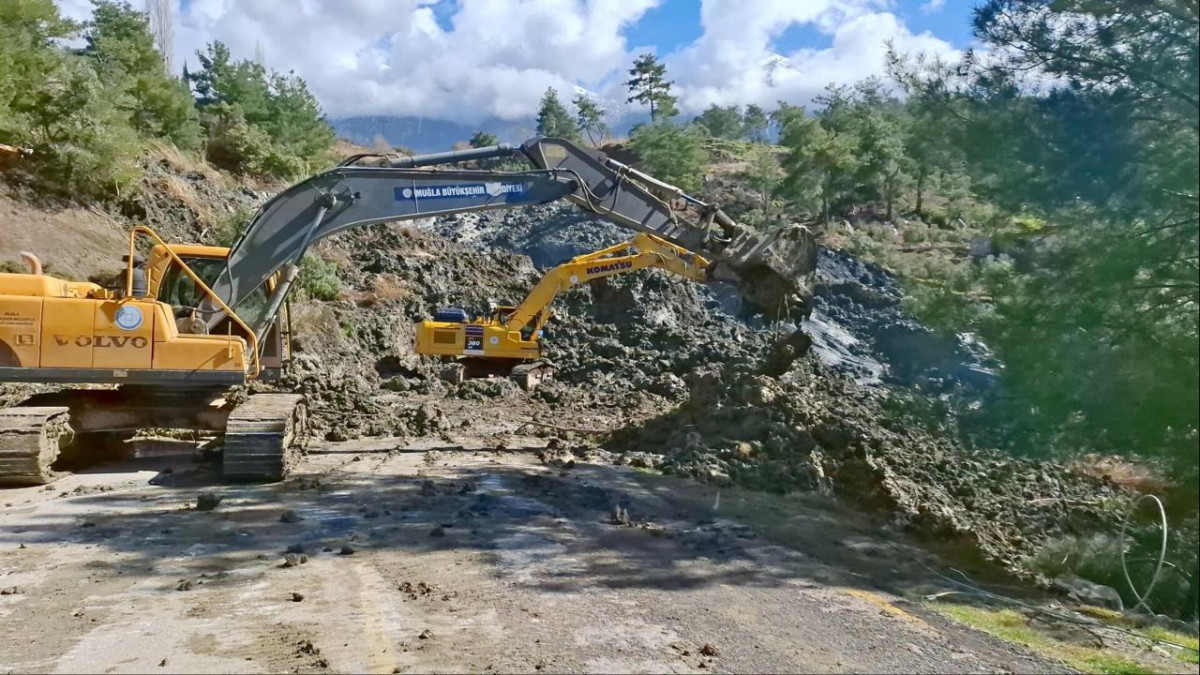 Muğla'da heyelan nedeniyle yol ulaşıma kapandı