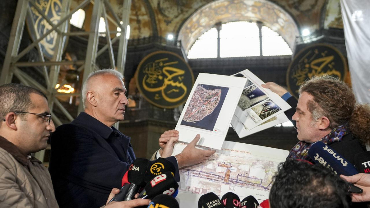 Bakan Ersoy: Ayasofya'da süreç devam ediyor, Sultanahmet'te çalışmalar tamamlandı
