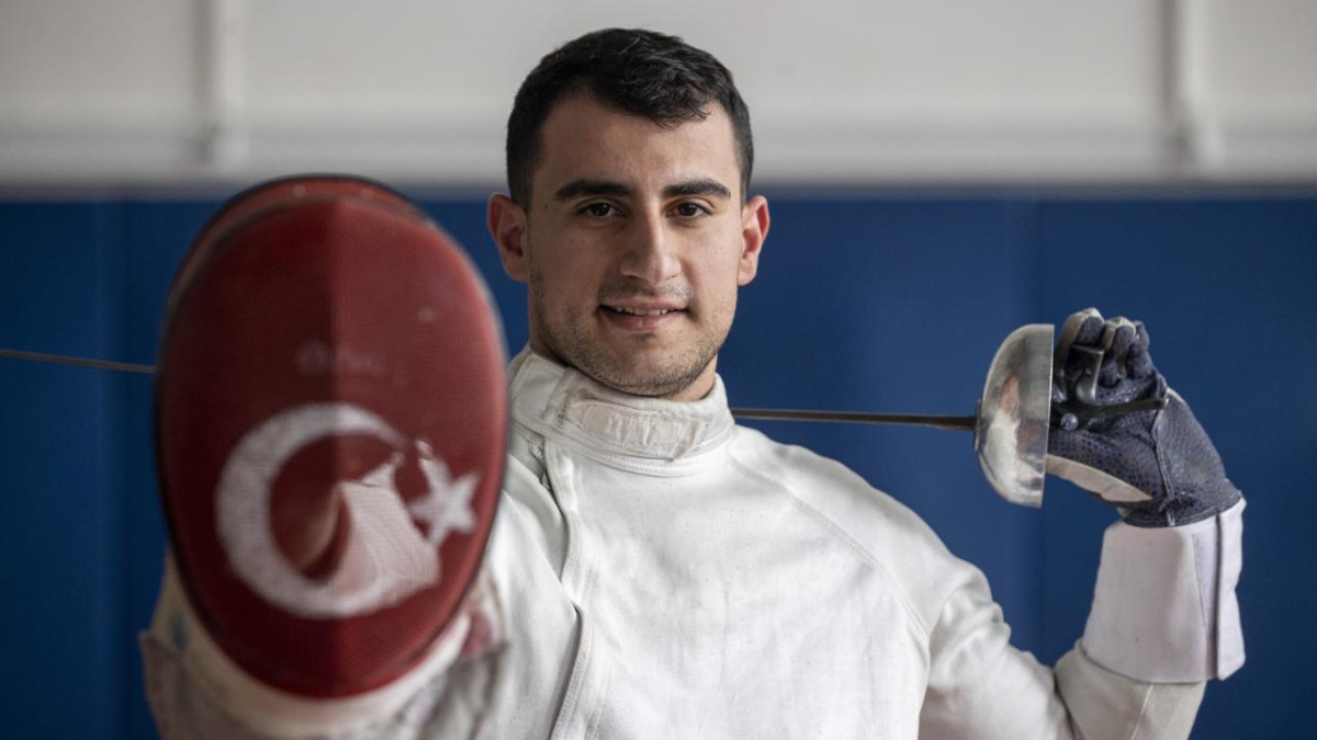 Milli para eskrimci Hakan Akkaya'dan gümüş madalya