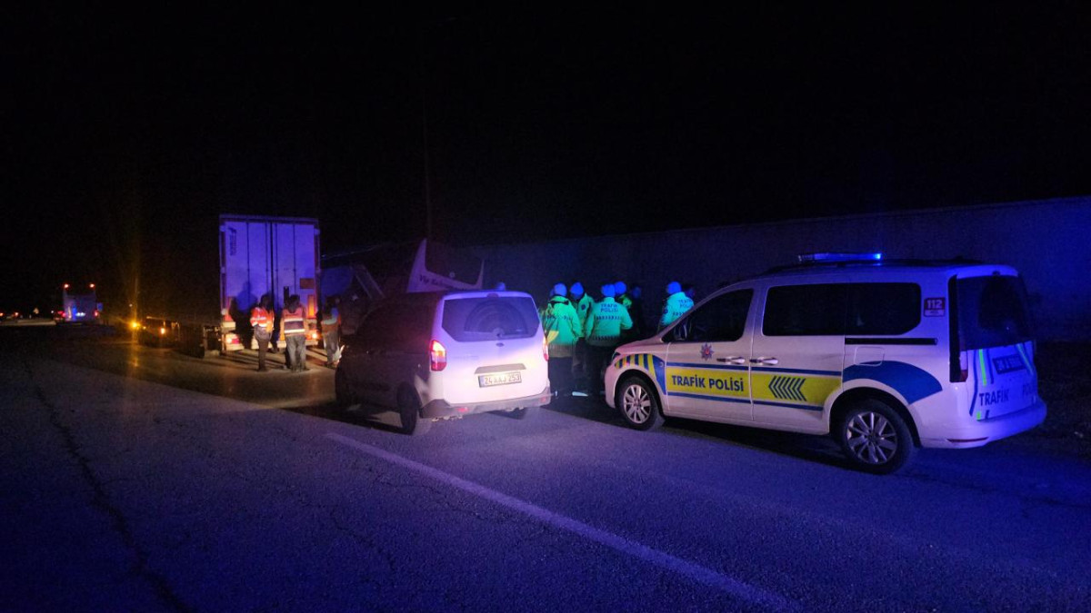 Erzincan'da otobüs yoldan çıktı