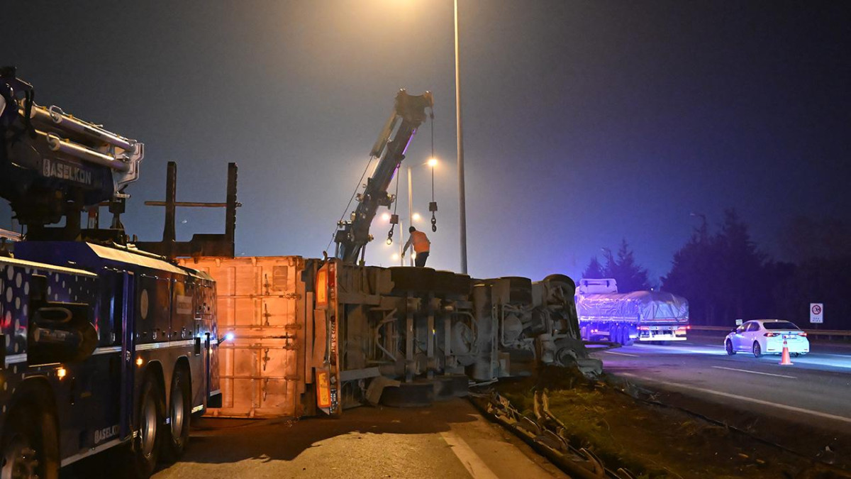 Lastiği patlayan tır kontrolden çıkarak devrildi