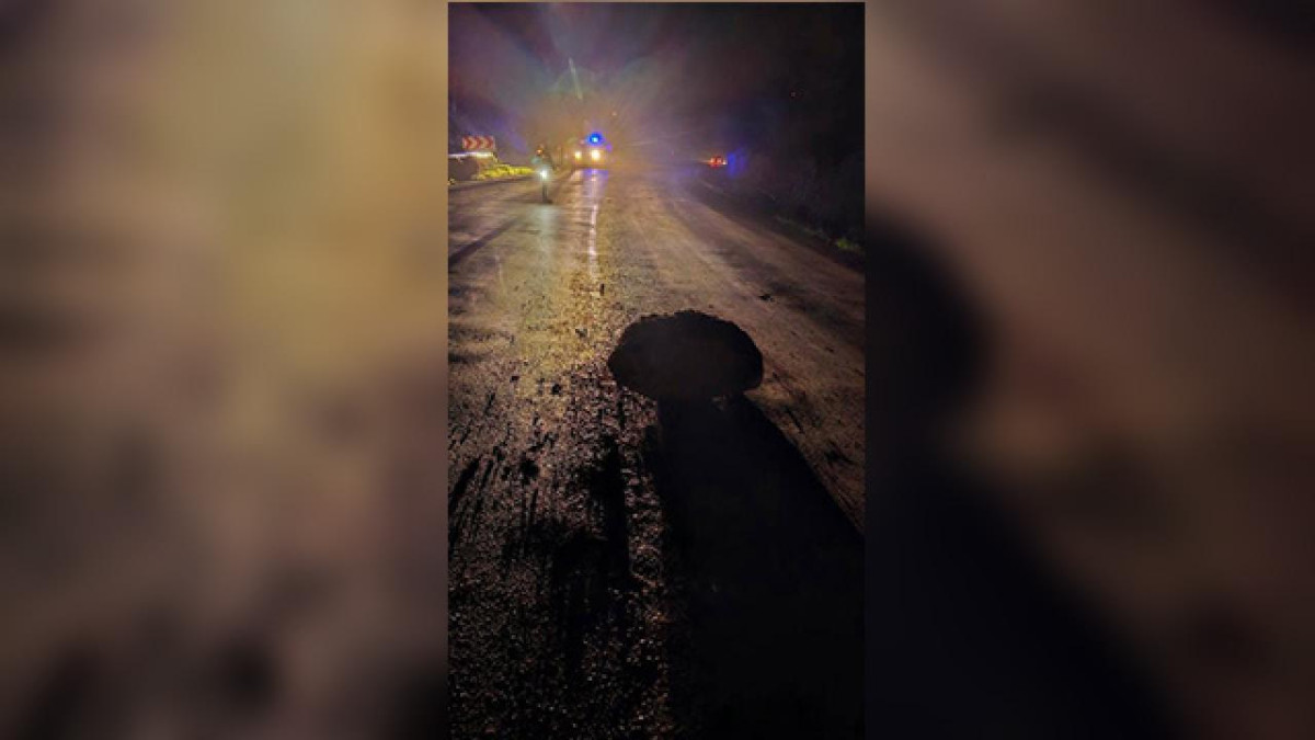 Yamaçtan kopan kayalar kara yolunu kapattı