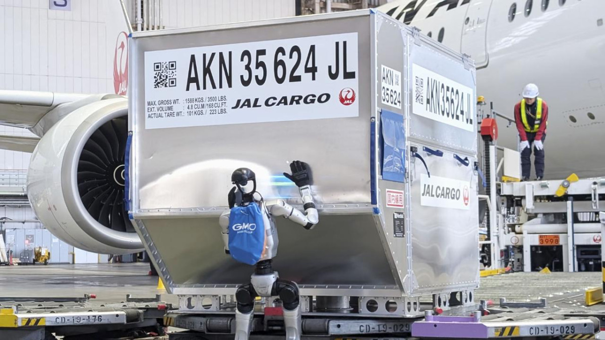 Japonya'da havalimanında bavullar insansı robotlara emanet