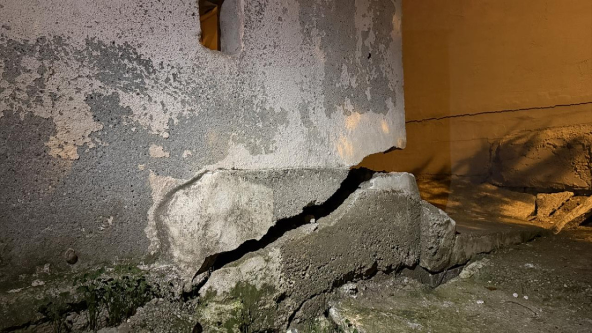 Mersin'de çatlaklar oluşan bina tahliye edildi