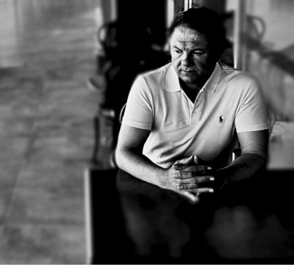 İnsanın En Büyük Hatalarından Biri, Doğru Zamanı Yanlış İnsanlarla Doldurmaktır